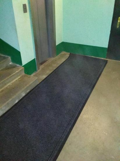 Установка ковриков на первых этажах лифтового холла 1 и 2 подъезда по адресу революционный проспект 18